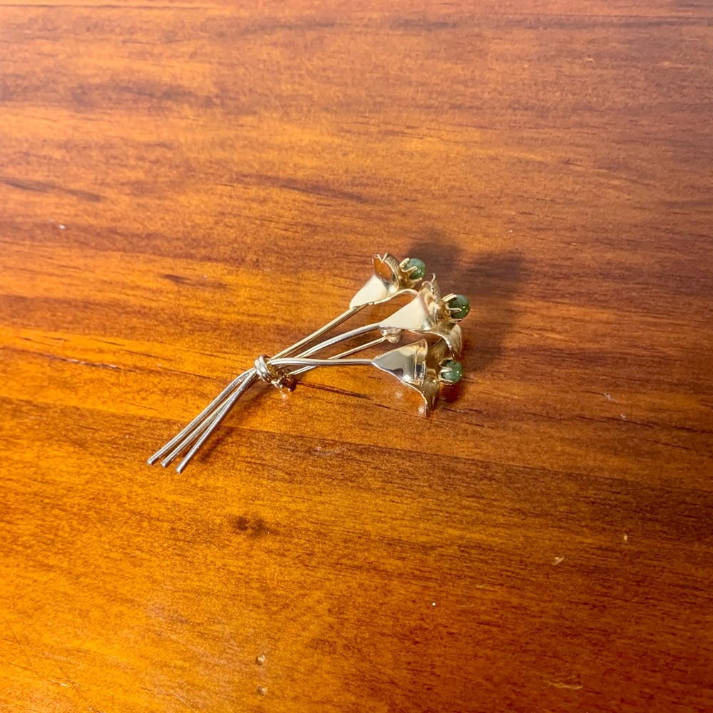 Ladies gold and jade stone bouquet brooch